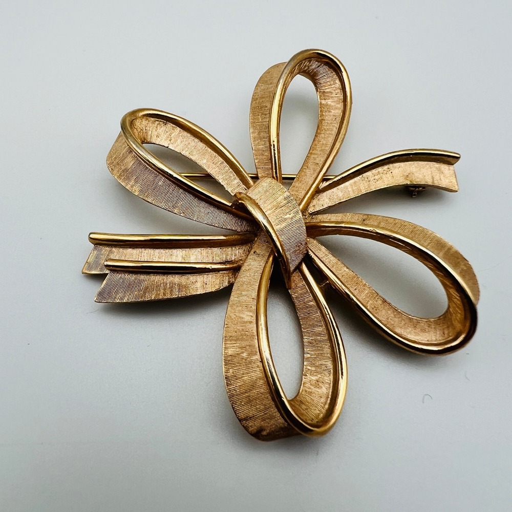 Vintage Trifari Ribbon Bow Brooch Pin Brushed Textured Gold Tone Mid Century